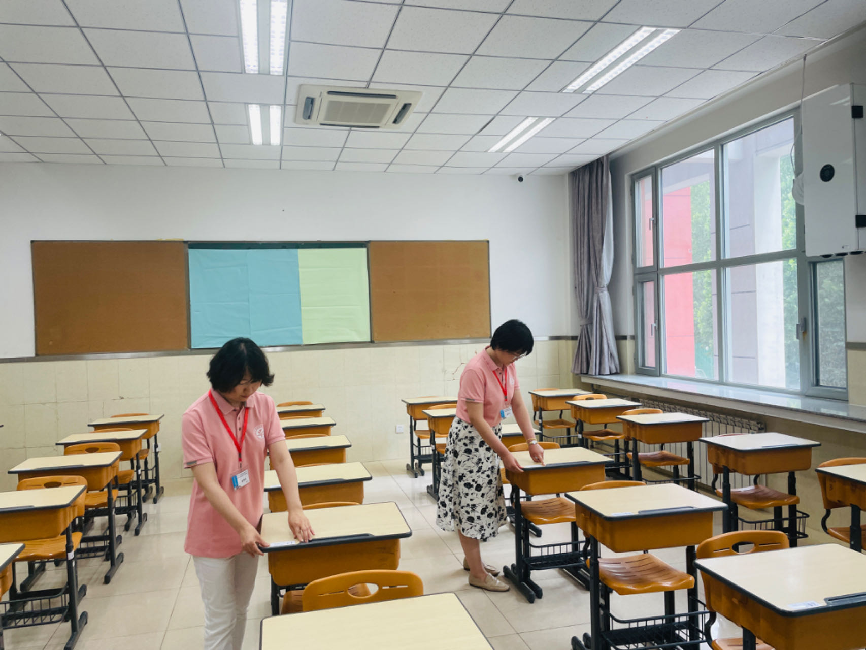 6月6日,北京市海淀區(qū)北航實驗學校中學部考點內,學校教師做好考前籌備工作。人民網記者 李依環(huán)攝