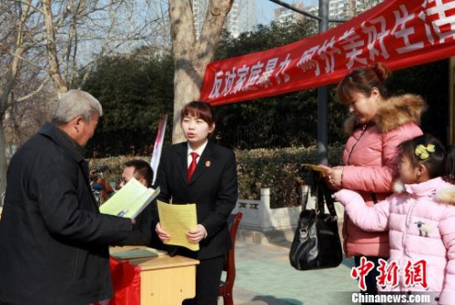 資料圖:河北衡水中級法院干警走上街頭,用多種形式宣傳反家暴。張婧 攝