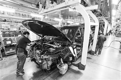 某新能源汽車智能制造基地總裝車間，工作人員正在工作。新華社記者 李博 攝