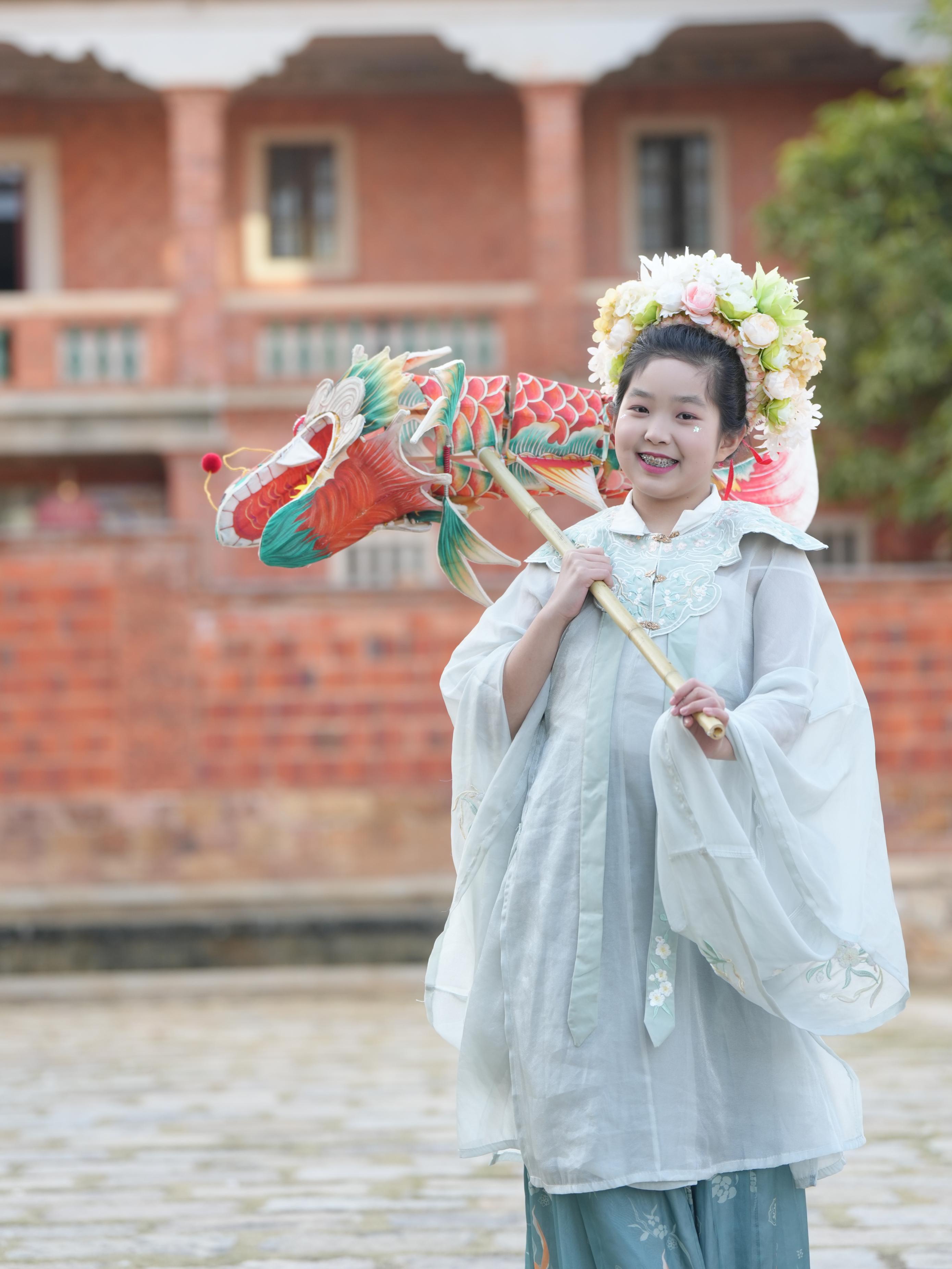 在泉州,沈女士為女兒拍下頭戴簪花的照片。受訪(fǎng)者供圖