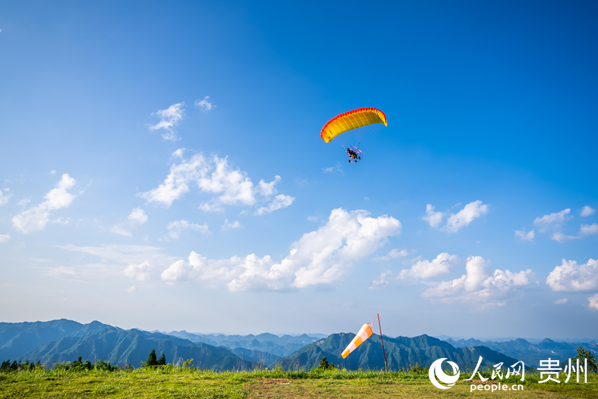 游客在野玉海飛行營地乘動力滑翔傘體驗云端觀景。人民網記者 涂敏攝