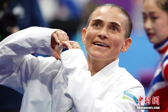 資料圖：9月28日，杭州第19屆亞運會競技體操女子跳馬決賽在黃龍體育中心體育館舉行。烏茲別克斯坦選手丘索維金娜以13.383分獲得該項目第四名。圖為丘索維金娜在賽后向觀眾比心。<a target='_blank' href='/'>中新社</a>記者 富田 攝