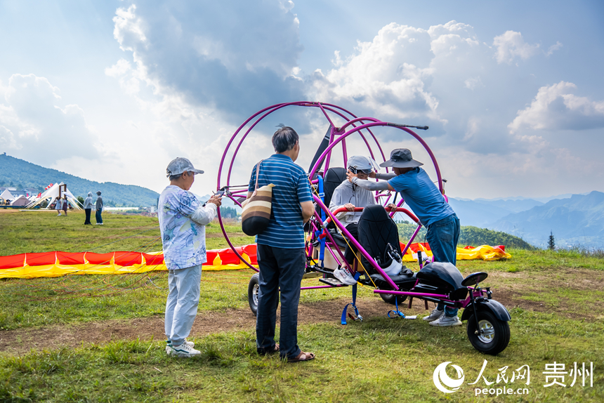 游客在野玉海飛行營地解鎖山地新玩法。人民網記者 涂敏攝