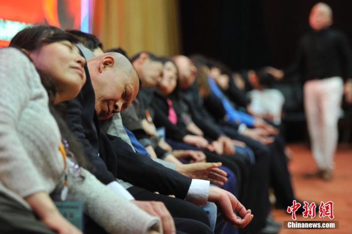 資料圖：民眾在專業(yè)催眠師的引導下睡覺，釋放壓力。<a target='_blank' href='/'>中新社</a>發(fā) 韋亮 攝
