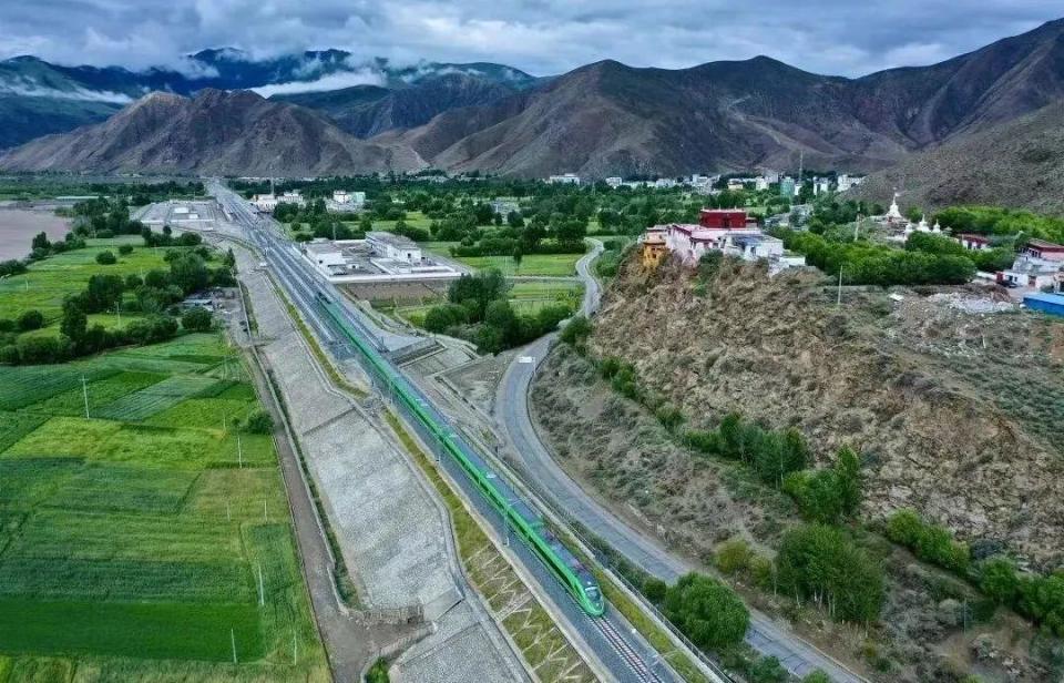 ?高原動集動車組。中國中車供圖。