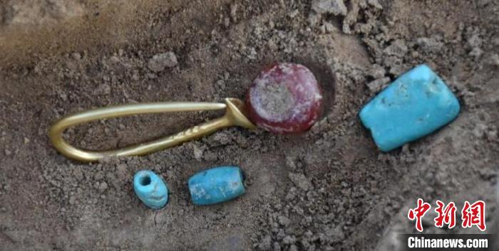 北京豐臺新宮遺址內大坨頭文化墓葬出土的金耳環(huán)和綠松石粒等 國家文物局供圖