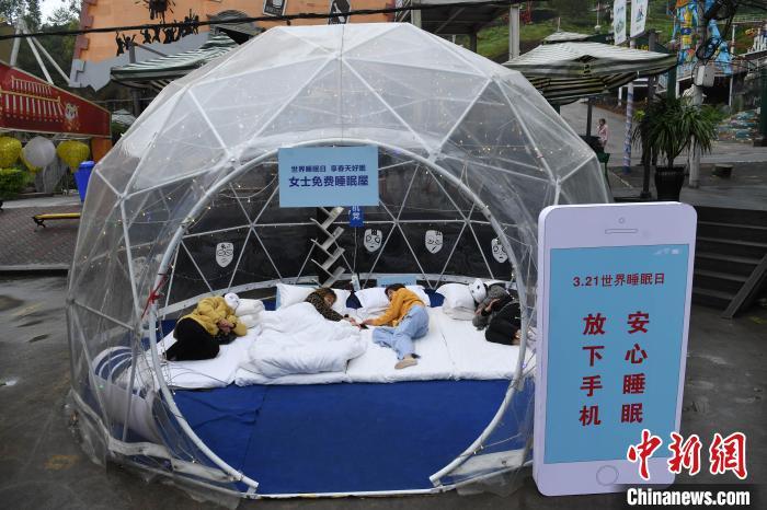 資料圖：工作人員以行為藝術的方式呼吁人們“放下手機、安心睡眠”。陳超 攝