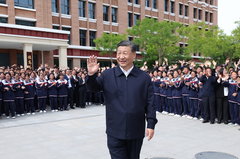 2024年6月18日,習(xí)近平總書記在青海果洛西寧民族中學(xué)考察時(shí),向師生們揮手致意。