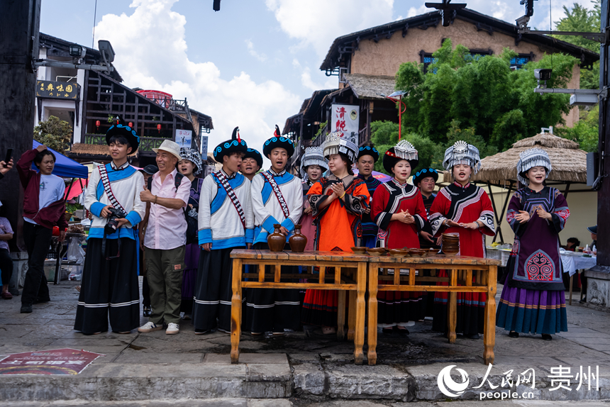 海坪文化小鎮(zhèn)里熱情的彝家“攔門酒”。人民網記者 涂敏攝