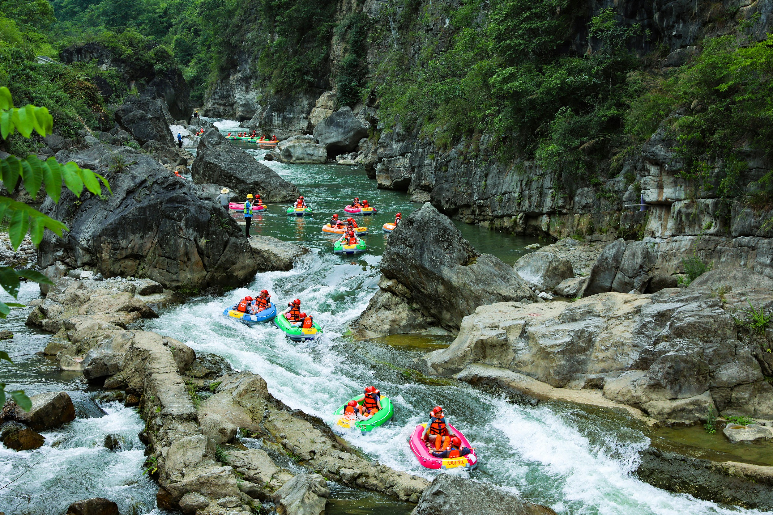 游客在湖北省宜昌市秭歸縣九畹溪漂流消暑享清涼。(圖片來(lái)源:視覺(jué)中國(guó)) 游客在湖北省宜昌市秭歸縣九畹溪漂流消暑享清涼。(圖片來(lái)源:視覺(jué)中國(guó))