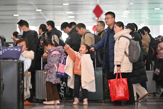 2月3日，家長帶領小朋友在北京豐臺站排隊檢票。新華社記者 宋為偉 攝