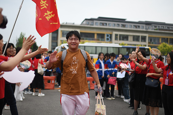 6月7日,在北京市人大附中通州校區(qū)考點,考生與送考老師擊掌加油。人民網記者 翁奇羽攝