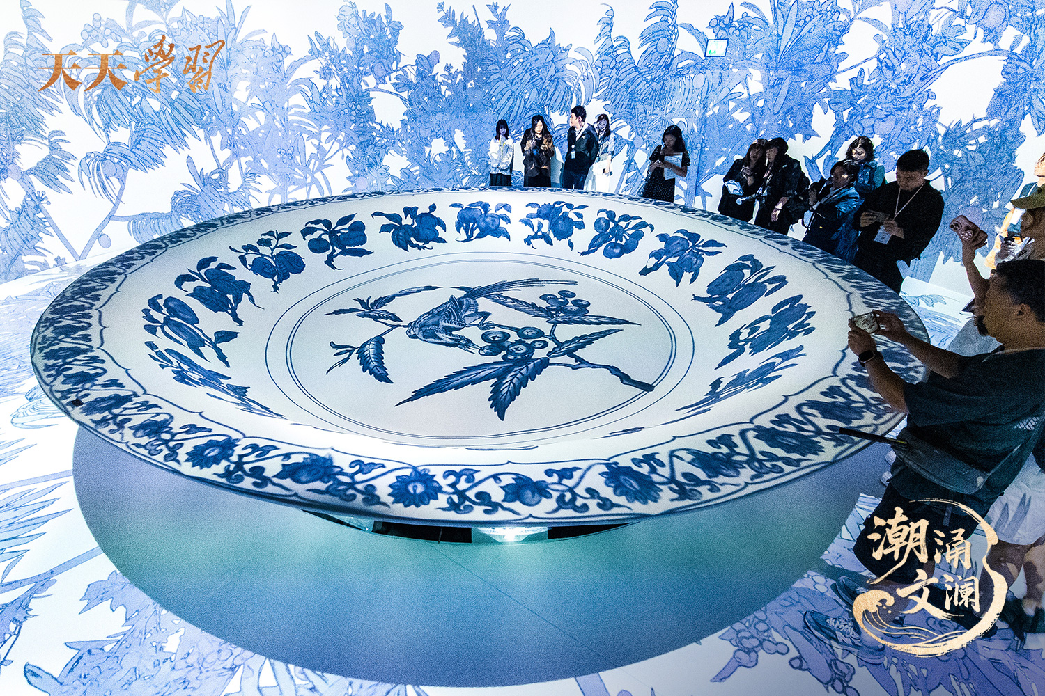 2025年5月13日,“‘紋’以載道——故宮博物院沉浸式數字體驗展”亮相香港故宮文化博物館。 2025年5月13日,“‘紋’以載道——故宮博物院沉浸式數字體驗展”亮相香港故宮文化博物館。