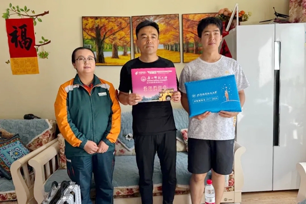 劉傲寒父子收到錄取通知書。北航供圖